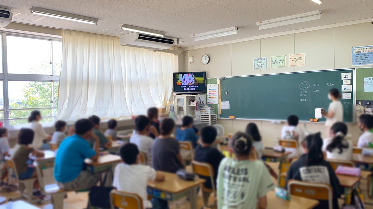 写真：川西町立吉島小学校：ネットモラル講習会：児童が教室で、テレビから放送される講習会をきいている様子