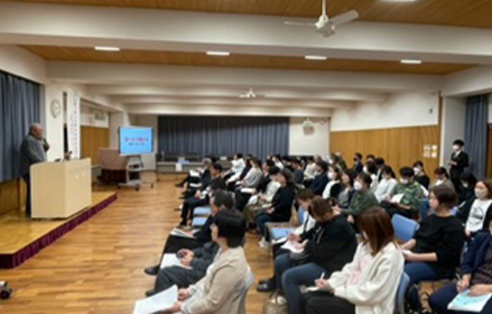 南陽市宮内中学校での講演のようす