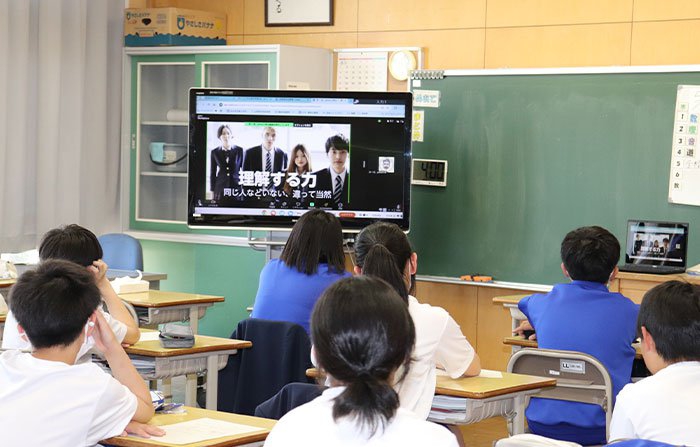 写真:米沢市立第7中学校でのオンライン講話のようす