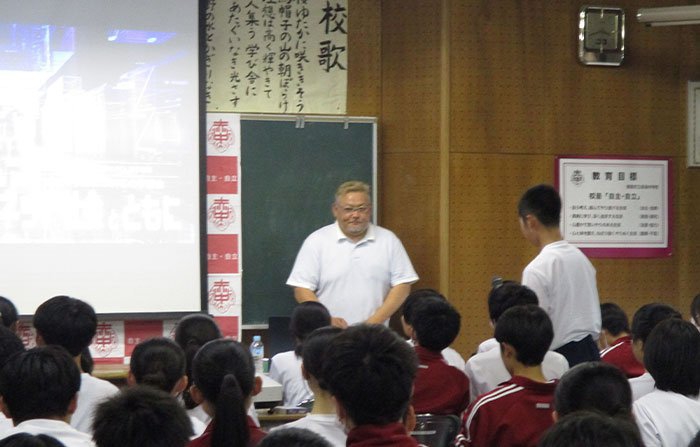 写真:南陽市立赤湯中学校での講演のようす