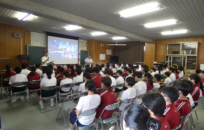 写真:南陽市立赤湯中学校での講演のようす