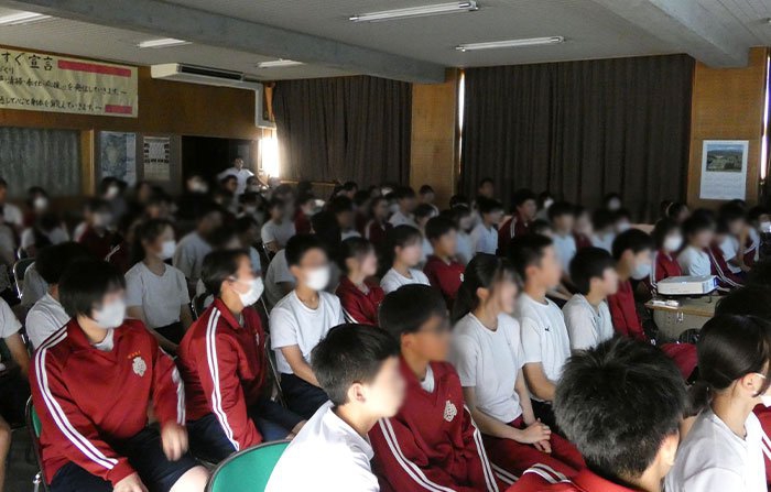 写真:南陽市立赤湯中学校での講演のようす