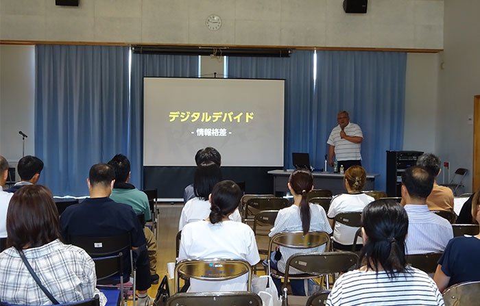 写真:高畠町立屋代小学校での講演のようす