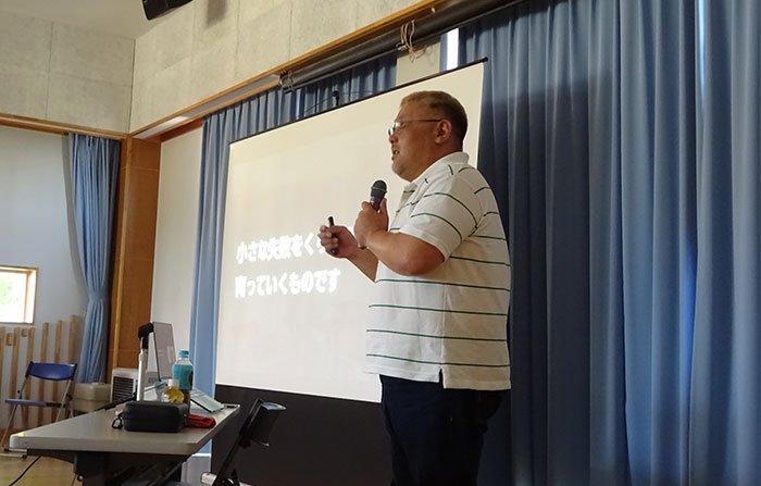 写真:高畠町立屋代小学校での講演のようす