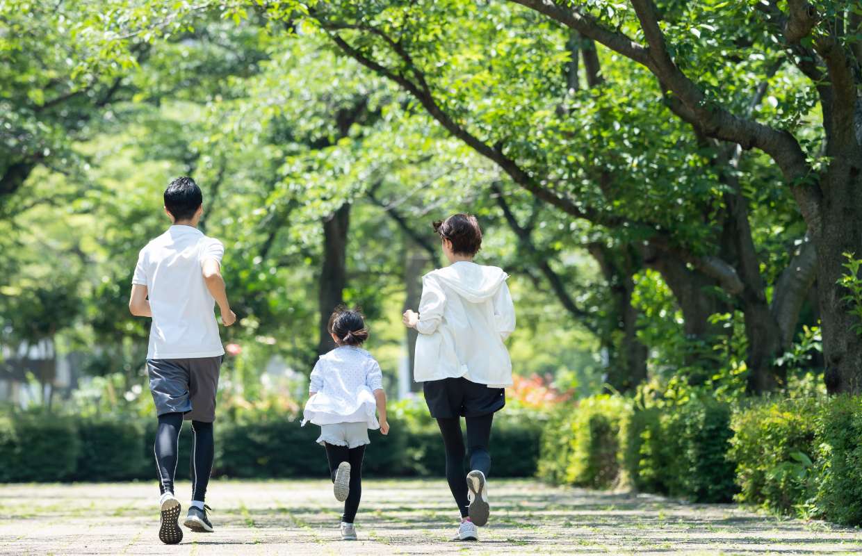 イメージ写真：3人の親子がジョギングしている様子