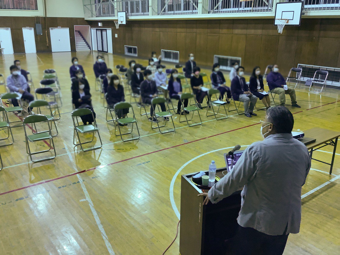 写真:中郡小学校での講演